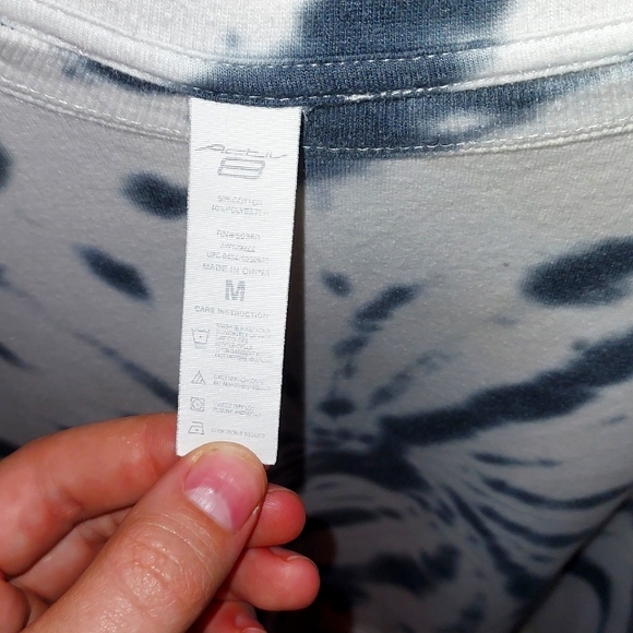 White and dark gray tye dye sweater size Medium - Picture 6 of 7